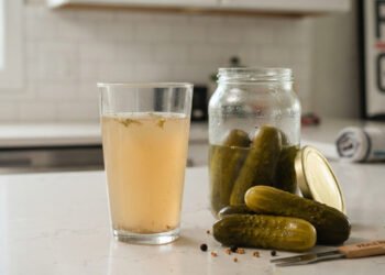 O suco de picles desperta interesse pelo efeito nas cãibras, mas não substitui a hidratação, segundo nutricionistas