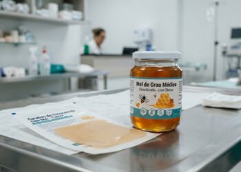 A ciência explica por que o mel de grau médico continua presente em hospitais após milhares de anos