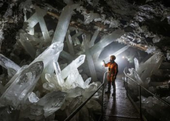 Cientistas analisam caverna mexicana onde cristais de até 12 metros criam paisagem única