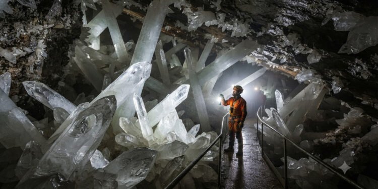 Cientistas analisam caverna mexicana onde cristais de até 12 metros criam paisagem única