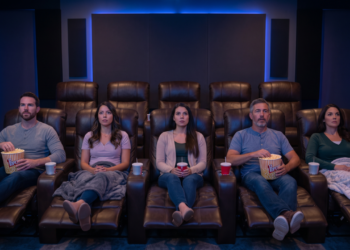 Pessoas que assistem ao trailer inteiro antes de ver um filme foram julgadas por anos — então pesquisadores testaram a lógica dos spoilers e descobriram que saber demais antes pode aumentar o prazer, não estragar a experiência