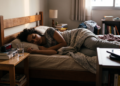 A psicologia diz que pessoas que deixam o celular longe da cama não estão sendo dramáticas — estão protegendo o primeiro pedaço de atenção do dia