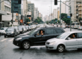 A psicologia diz que pessoas que dão passagem na fila ou no trânsito não estão apenas sendo gentis — elas podem estar praticando uma forma silenciosa de cooperação que reduz tensão social