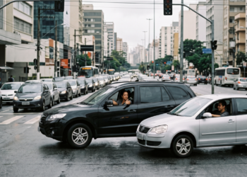 A psicologia diz que pessoas que dão passagem na fila ou no trânsito não estão apenas sendo gentis — elas podem estar praticando uma forma silenciosa de cooperação que reduz tensão social