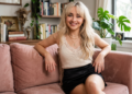 Frase de Sabrina Carpenter no dia: “...”. Uma reflexão sobre amor-próprio, leveza e a coragem de se colocar em primeiro lugar