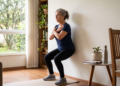 Fisioterapeutas revelam, o agachamento na parede, que ajuda mulheres 60+ a fortalecer as pernas e levantar da cadeira com mais segurança
