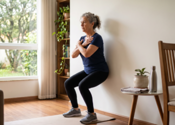 Fisioterapeutas revelam, o agachamento na parede, que ajuda mulheres 60+ a fortalecer as pernas e levantar da cadeira com mais segurança