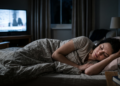 A psicologia afirma que dormir com a televisão ligada nem sempre tem a ver com entretenimento ou hábito; às vezes, o silêncio absoluto é desconfortável e difícil de tolerar