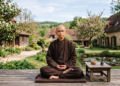 Frase do dia do monge budista Thich Nhat Hanh: “Sentimentos vêm e vão como nuvens em um céu ventoso”