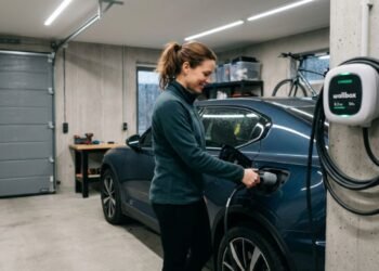Moradora instala uma estação de recarga para carro elétrico na vaga da garagem sem autorização e o condomínio leva o caso para assembleia