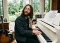 John Lennon e sua reflexão pacifista: “Se todos exigissem paz em vez de mais uma televisão, então haveria paz.”
