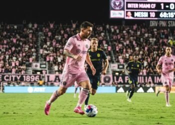 Ele era pequeno demais para jogar, precisou de tratamento hormonal e hoje é considerado um dos maiores da história
