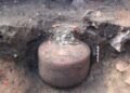 Um grupo de arqueólogos na França desenterra um jarro cheio de dezenas de milhares de moedas romanas de 1.800 anos atrás