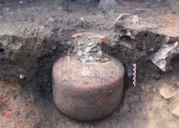 Um grupo de arqueólogos na França desenterra um jarro cheio de dezenas de milhares de moedas romanas de 1.800 anos atrás