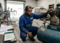 Pintor automotivo compra compressor de ar usado de 250 litros por R$ 8.200 para abrir a própria oficina, descobre que o cabeçote vaza ar e não atinge a pressão nominal para aplicação de verniz e o vendedor se nega a aceitar a devolução