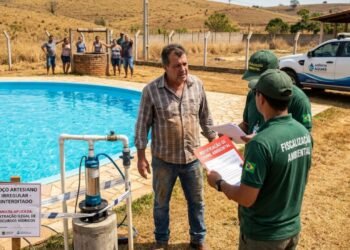 Proprietário de chácara em condomínio rural perfura poço artesiano sem outorga da agência de águas para encher piscina de 50 mil litros, seca o lençol freático das casas vizinhas e acaba denunciado por crime ambiental com multa pesada da fiscalização.