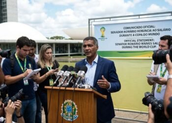 Romário abriu mão do salário de senador na Copa: o valor, o período e o motivo da polêmica