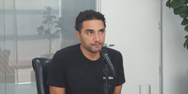 Fazer festas de abertura e gastar verba com escritórios luxuosos traz uma sensação falsa de sucesso empresarial. - Créditos: YouTube - Ricardo Basaglia
