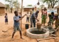 Aos 6 anos, menino descobriu que crianças caminhavam quilômetros por água suja, juntou moedas em casa e transformou uma ideia simples em um poço na África