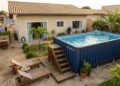 Piscina elevada feita com contêiner marítimo