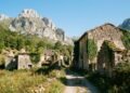 Casal compra vila abandonada com 60 casas de pedra por 350 mil euros e planeja criar nova comunidade
