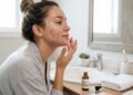 Dermatologista revela os passos essenciais para limpar a pele com acne e reduzir marcas sem complicar a rotina