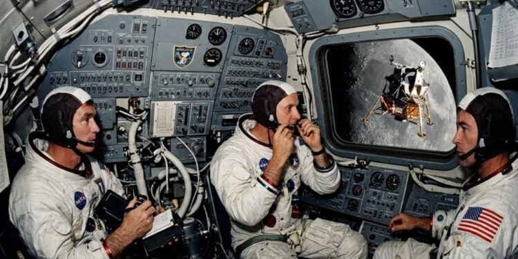 Em maio de 1969, os astronautas Thomas Stafford, John Young e Eugene Cernan orbitavam o lado oculto do nosso satélite a bordo da nave Apollo 10.