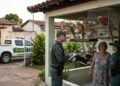 Homem de 42 anos constrói um viveiro para criar 12 araras no quintal e recebe visita do IBAMA