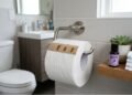 Poucas gotas deste produto no banheiro eliminam aquele cheiro ruim de esgoto e deixam um aroma de limpeza