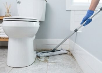 Os dois lugares do banheiro que quase ninguém limpa corretamente e que causam mau cheiro persistente