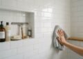 Sem detergente, nem água sanitária: como limpar rejunte encardido e deixá-lo com aparência de novo