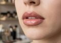 Lábios de Hailey Bieber: o truque de maquiagem que virou febre no mundo todo