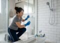 Nem detergente, sem água sanitária: como eliminar gordura do box do banheiro e deixá-lo com aparência de novo
