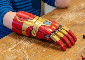 Dois universitários usam impressora 3D para criar uma prótese do Homem de Ferro que devolveu autonomia a uma criança