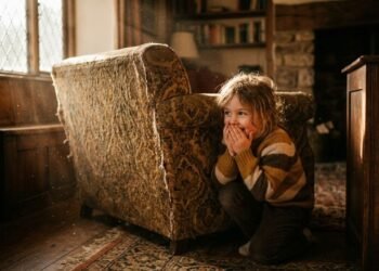 A psicologia diz que pessoas que cresceram brincando de esconder não estavam apenas gastando energia, mas construindo um superpoder silencioso para ler as intenções humanas