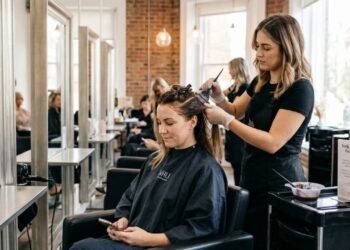 Alex Sestelo, cabeleireiro: “Quando vamos pintar o cabelo, o ideal é que ele esteja limpo e hidratado, pois assim a porosidade fica mais uniforme e a cor fixa de maneira homogênea.”