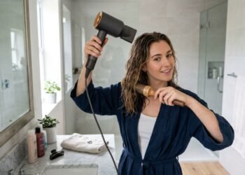 Especialistas explicam como usar o secador corretamente para proteger os fios e evitar danos causados pelo calor