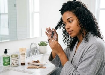 Adeus frizz: o creme caseiro para cabelo cacheado que deixa os fios definidos e macios por mais tempo