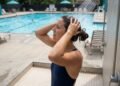 O erro que muita gente comete antes de entrar na piscina pode deixar o cabelo seco, opaco e quebradiço