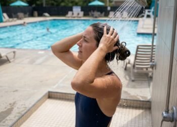 O erro que muita gente comete antes de entrar na piscina pode deixar o cabelo seco, opaco e quebradiço