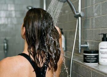 O erro que muita gente comete antes de entrar na piscina pode deixar o cabelo seco, opaco e quebradiço