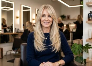 A partir dos 50 anos, camadas invisíveis e franja lateral adicionam volume e rejuvenescem o visual sem precisar cortar o cabelo