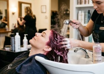 Os especialistas concordam em algo que você não quer ouvir: “Quando for pintar o cabelo, é melhor que ele não esteja limpo para que a cor dure mais tempo.”