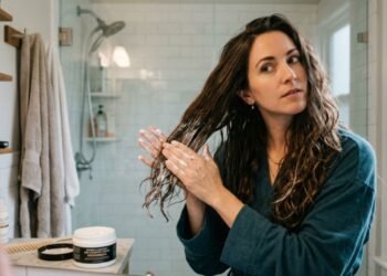Helena Rodero, farmacêutica e especialista em cabelos: “Para cabelos delicados e sem brilho, recomenda-se aplicar condicionador seco antes do shampoo, do meio às pontas.”