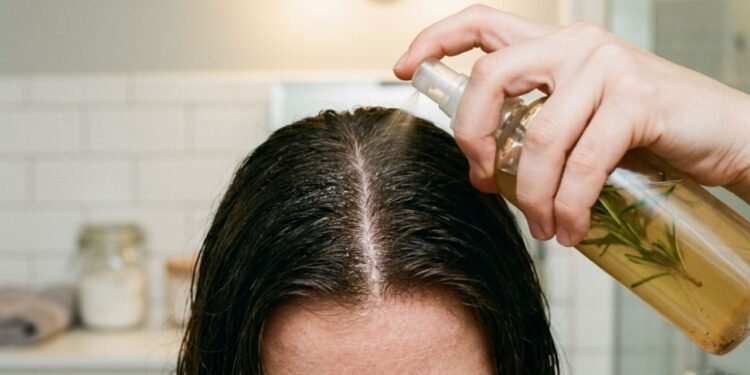 Não adianta estimular a raiz se você continua quebrando o comprimento do fio ao pentear o cabelo molhado