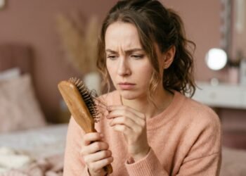 A dermatologista Cristina Hoyos, explica: “Para evitar a queda de cabelo, deve-se evitar penteados muito apertados e o uso excessivo de calor, chapinhas, descoloração, alisamento agressivo ou permanentes que causam fragilidade e quebra.”