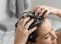 María del Carmen Soto, cirurgiã de transplante capilar: “Ao lavarmos o cabelo, incentivamos os fios que já se desprenderam do folículo a terminarem de cair.”