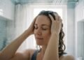 Nem muito quente, nem muito frio: a que temperatura você deve lavar o cabelo para que os produtos penetrem melhor