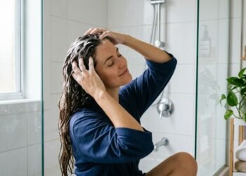 Katrina Riera, especialista em cabelos: “Lavar o cabelo não causa queda; simplesmente torna mais visível o cabelo que já estava caindo. Portanto, a frequência deve ser adaptada às necessidades individuais.”