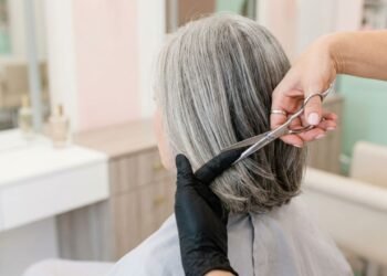 O renomado cabeleireiro José García explica: “O corte bob moderno tornou-se um verdadeiro aliado antienvelhecimento para mulheres na faixa dos 60 anos.”
